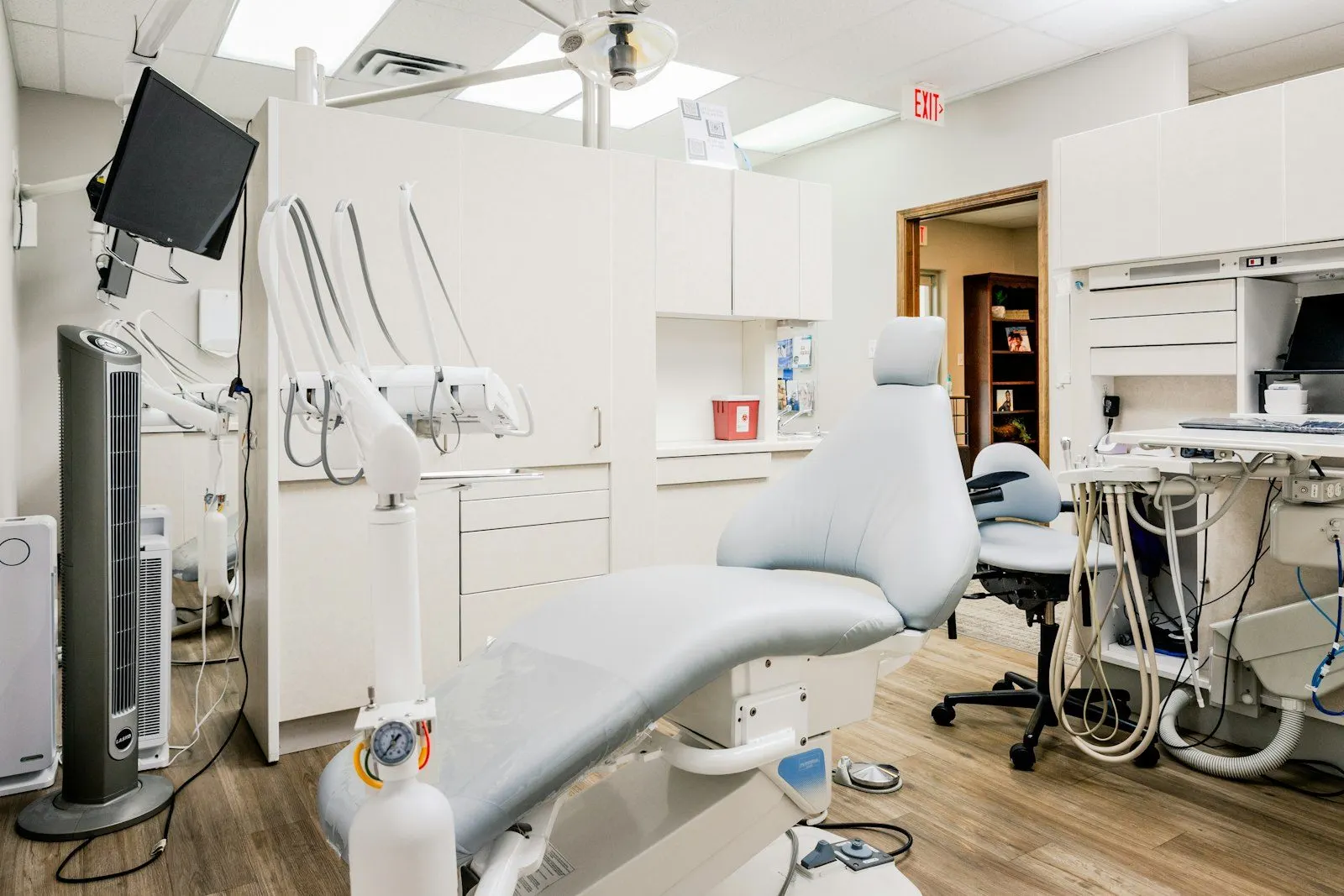 Consultorio dental con su sillón y equipamiento