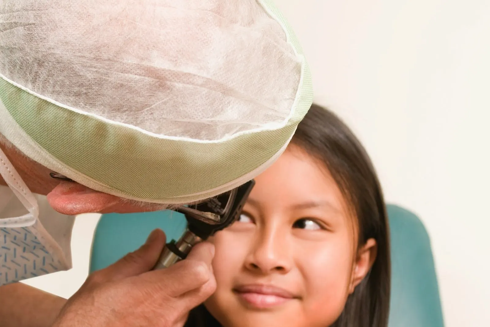 Niña tranquila durante su revisión dental