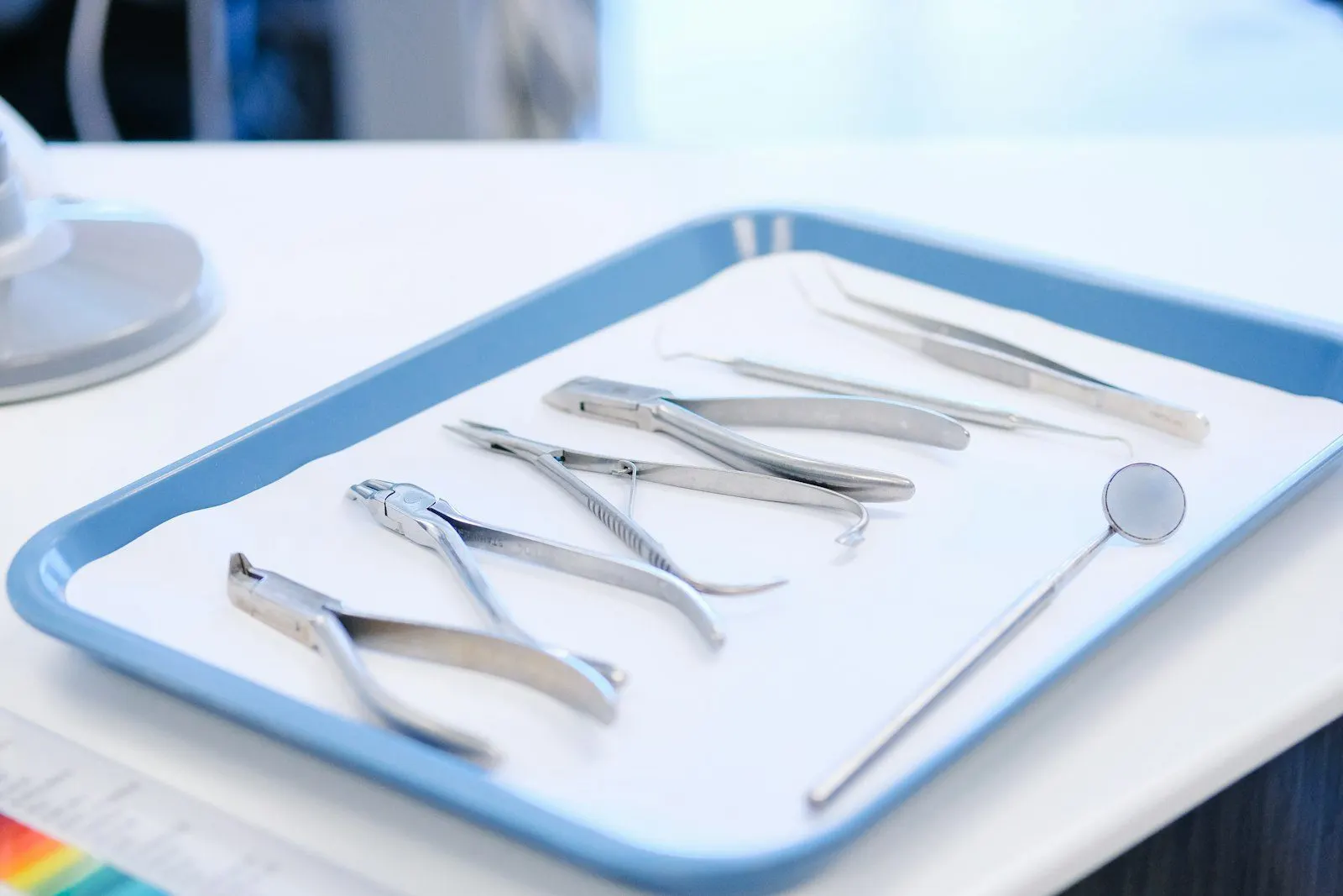 Instrumental dental preparado sobre la bandeja de trabajo